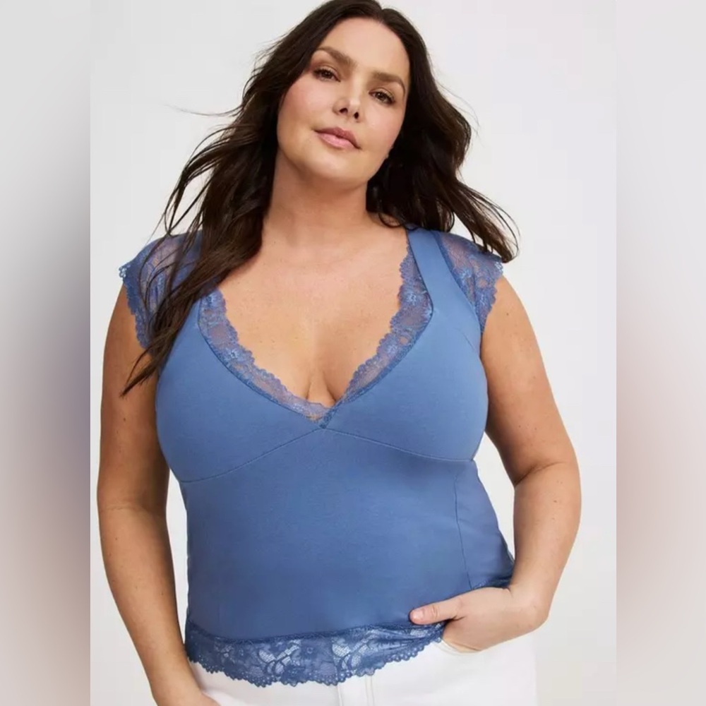 Torrid NWOT Foxy Sweetheart Lace-Trim Top- Size 2